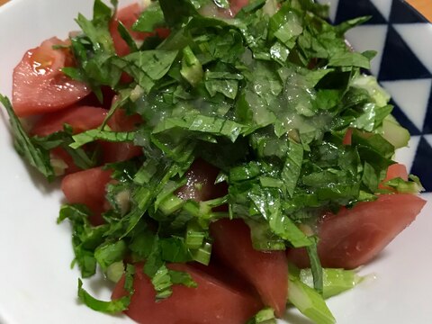 トマトとセロリの葉の玉ねぎドレッシングサラダ